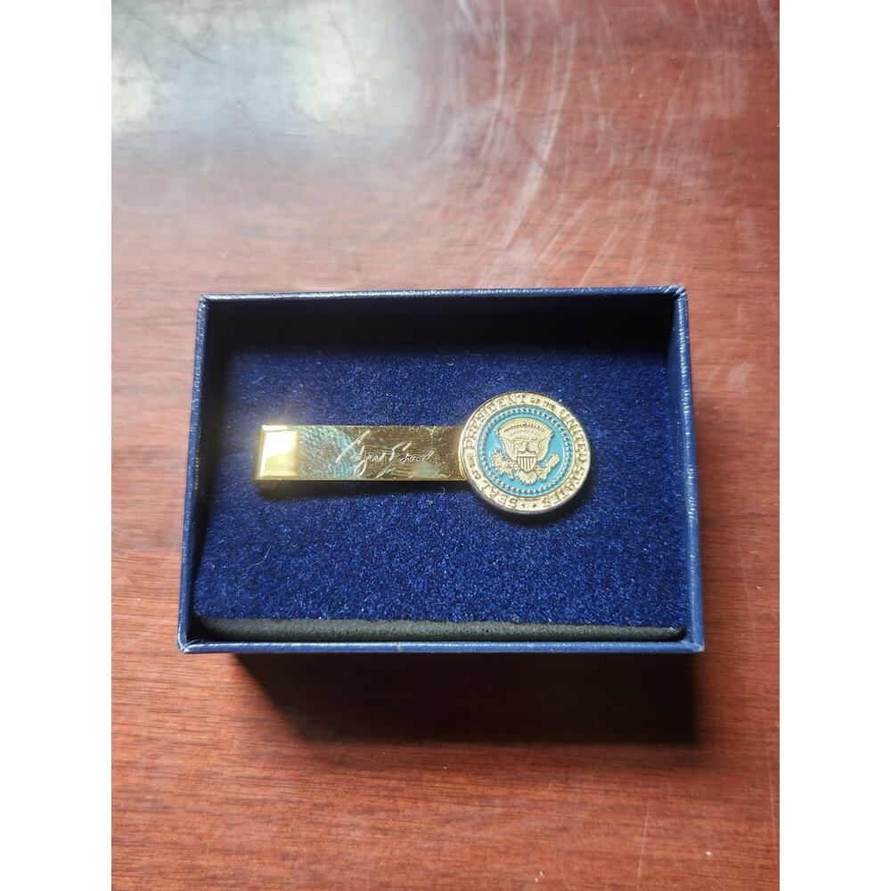 Presidential George Bush Seal Tie Bar Clasp Gold Tone in Presentation Box